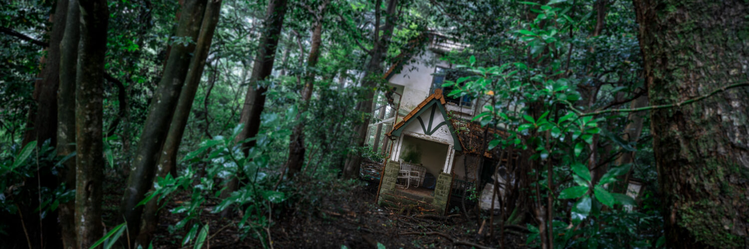 Exploring the Abandoned Royal House in Kanto, Japan - A Hauntingly Beautiful Scene.