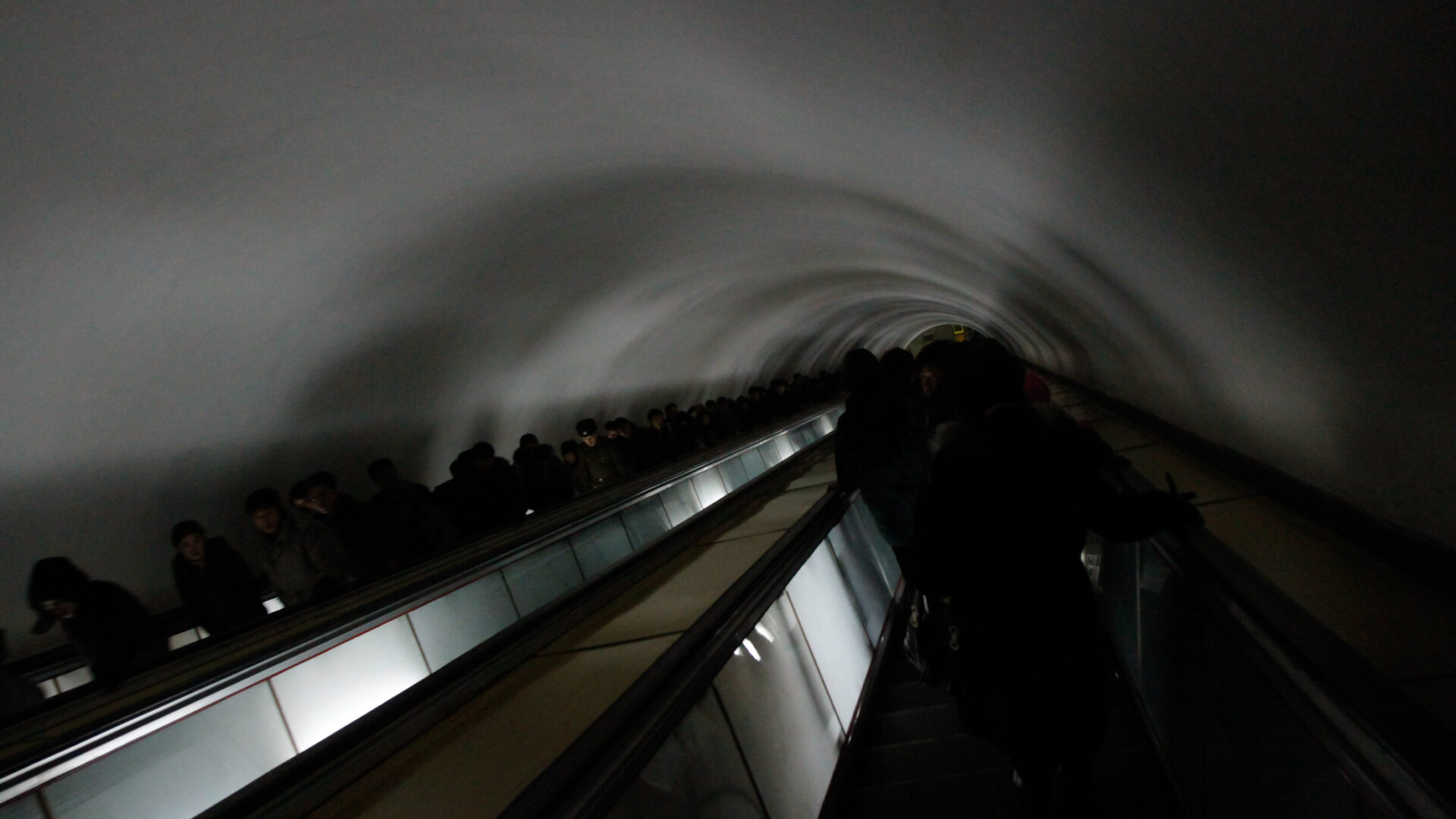 Exploring Pyongyang Metro: Curved tunnel with moving walkway, daily ridership up to 700,000.