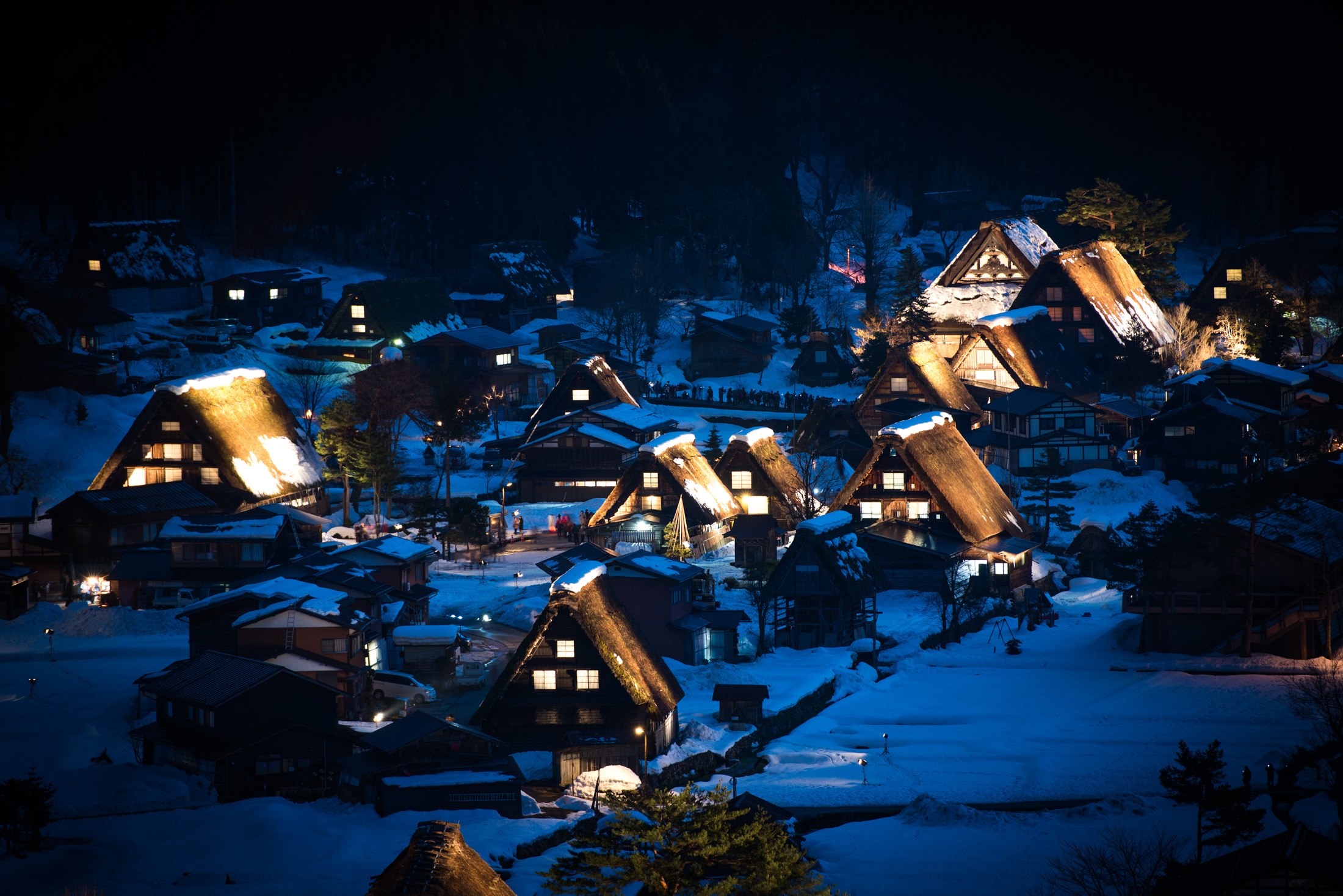 Snowy Shirakawa-go: UNESCO village with enchanting gassho-zukuri houses in Japan.