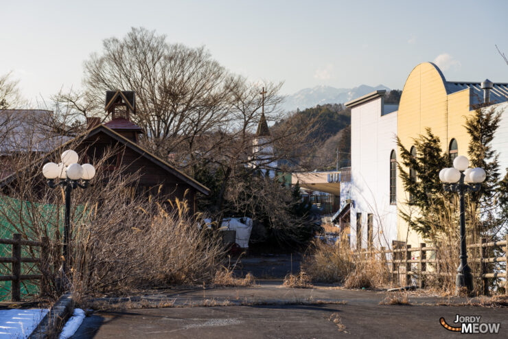 Explore abandoned cowboy theme park in Tochigi, Japan: decay, neglect, Mount Rushmore replica.