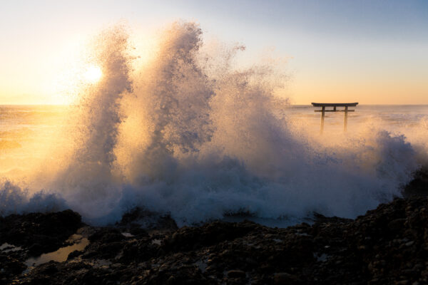 Sunset waves crash at Oarai Isosaki Shrine, showcasing raw power and beauty.