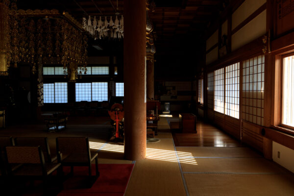 Tranquil Japanese cemetery room with wooden elements and serene atmosphere.