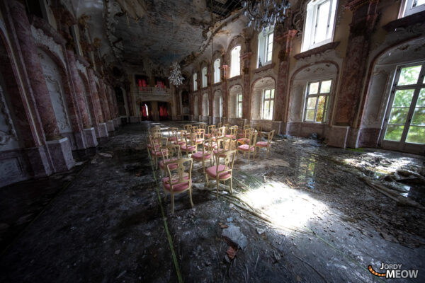 Eerie abandoned Japanese amusement park, haunting urban decay.