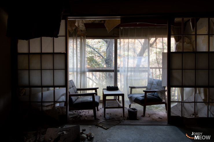 Eerie abandoned Japanese hotel rooms haunting beauty