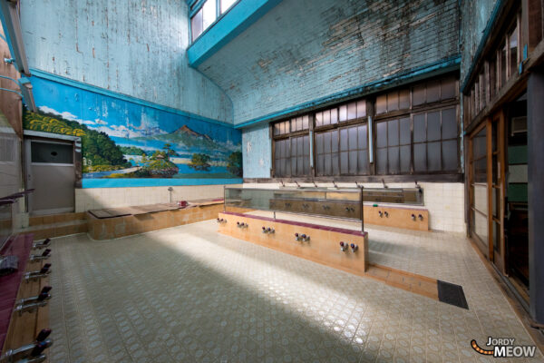 Abandoned Tokyo Sento: Haunting Relic of Old Japan
