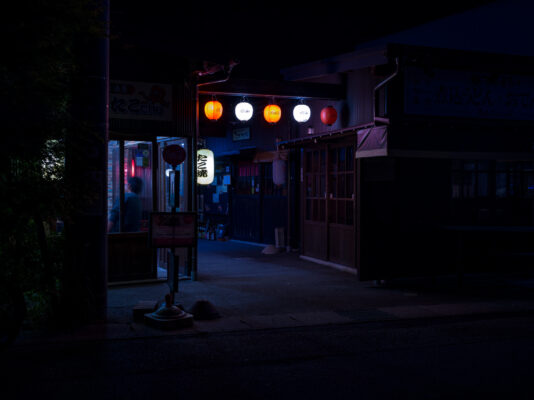 Cozy Tokyo alleys night ambiance, hidden Shinjuku gem