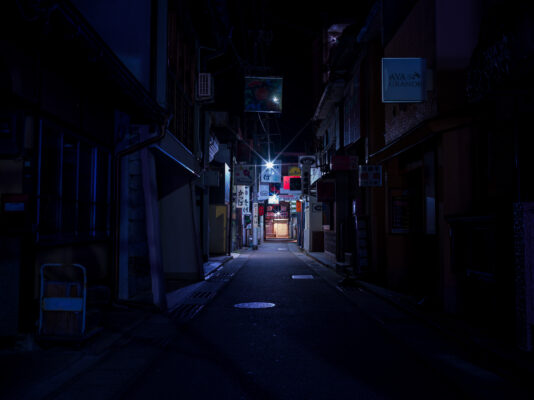 Neon-Illuminated Shinjuku Backstreet: Tokyos Nocturnal Mystique