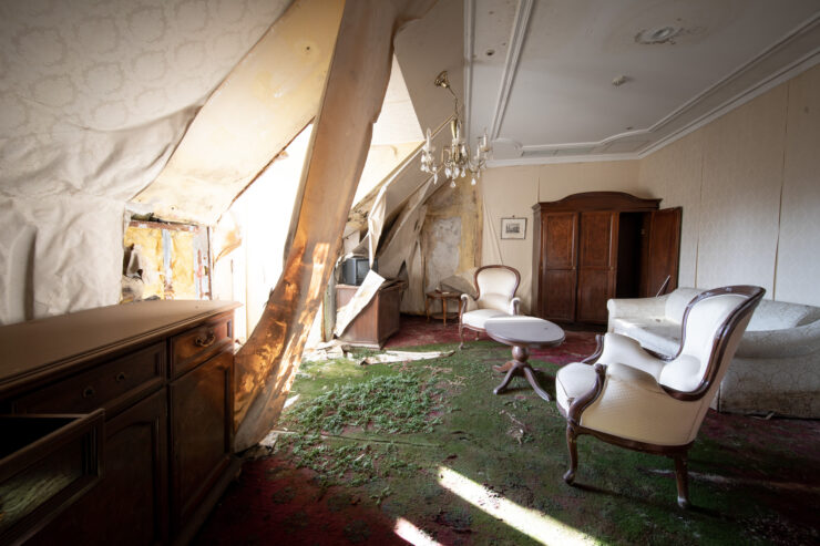 Abandoned vintage room in Gluck Kingdom theme park with elegant decay and golden light.