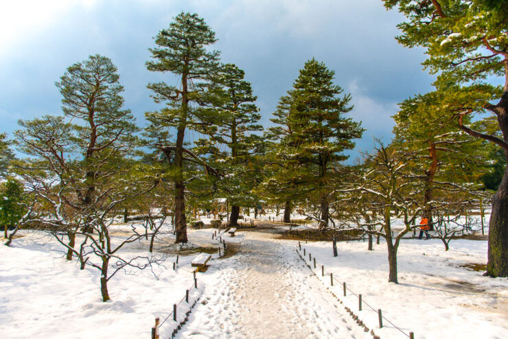 Snowy Kenroku-en Garden, Japans Tranquil Winter Gem