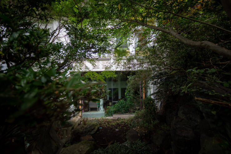 Historic mansion nestled in verdant natures embrace.