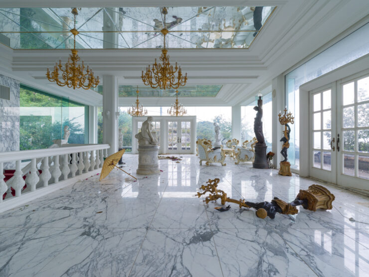 Lavish Marugen Mansion Interior Design with Chandeliers