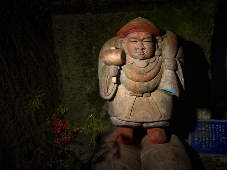 Yuma Tsugata sculpture, meditative stone figure, Hanibe Caves