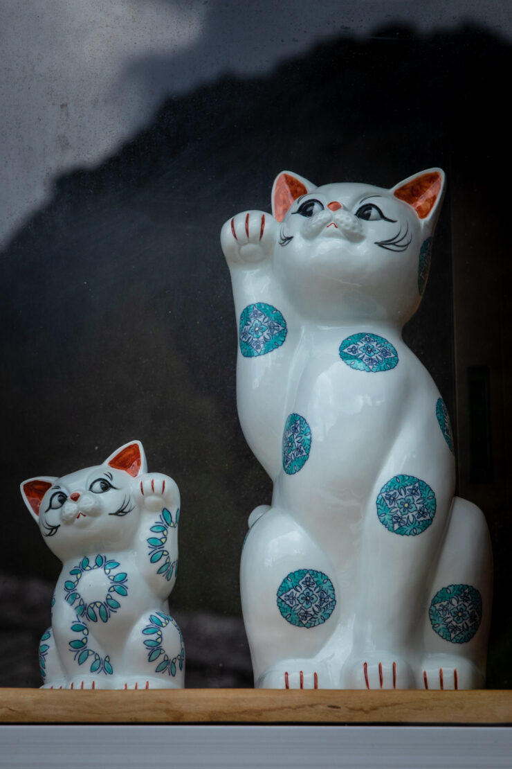 Maneki-neko lucky cat figurine set, blue polka dots.