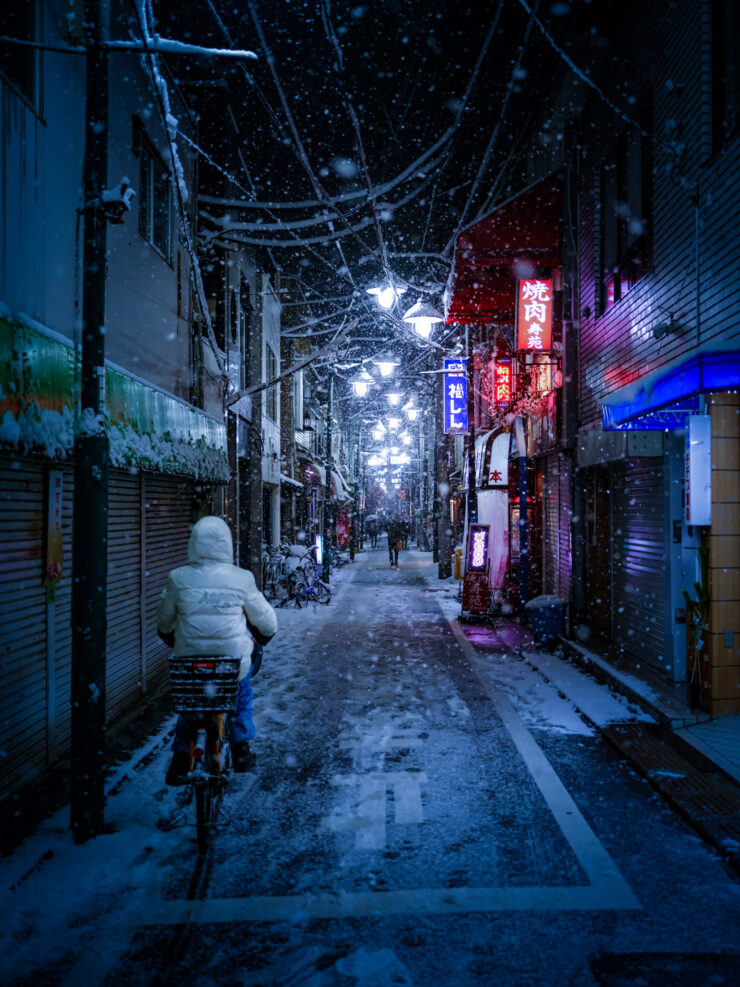 Snowy Alley, Tokyos Historic District at Night
