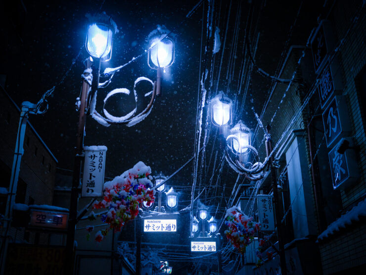 Glowing Lantern-Lit Tokyo Alleyway Night Scene