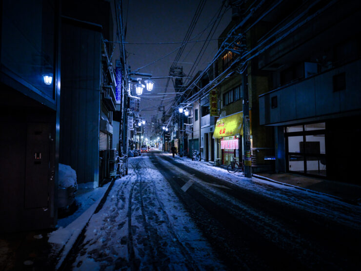 Atmospheric Snowy Tokyo Alley, Streetlamp-illuminated