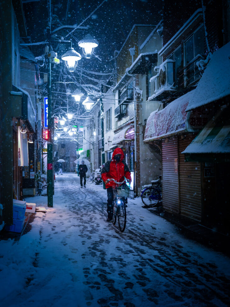 Tranquil Snow-Dusted Tokyo Alleyway Night Scene