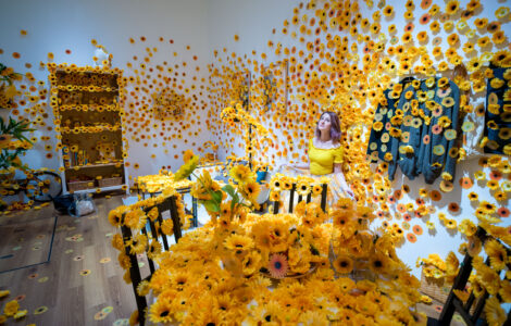 Yayoi Kusamas captivating sunflower installation immerses visitors.