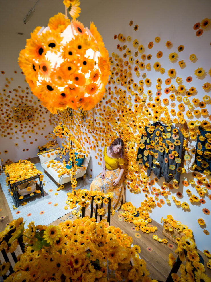 Yayoi Kusamas vibrant sunflower installation immerses visitors.