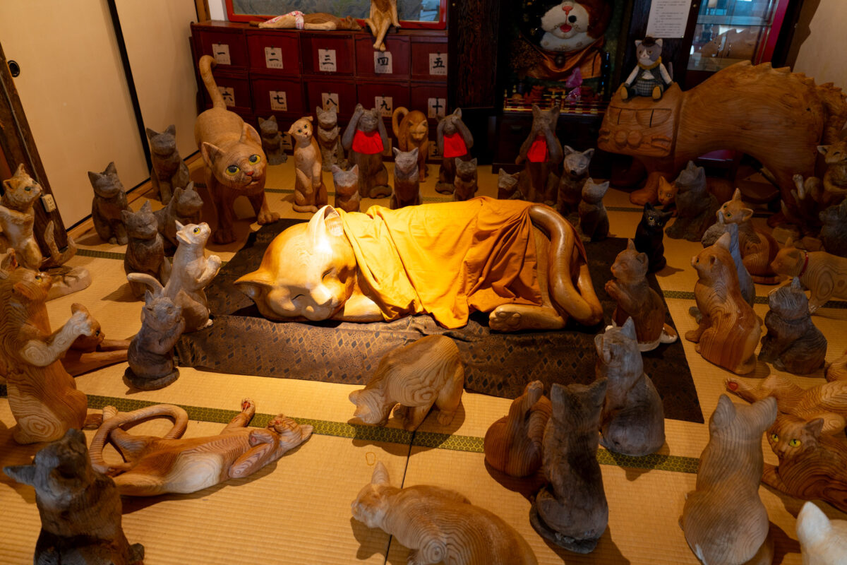 Unrin-ji temple shrine with reclining Buddha and dozens of devotional cat statues