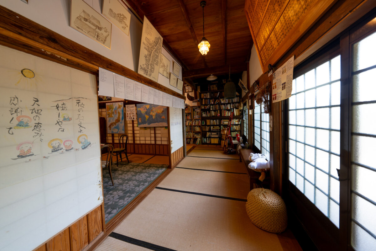 Tatami corridor inside Unrin-ji Temple, Japan, with shoji light, calligraphy, and bookshelves.