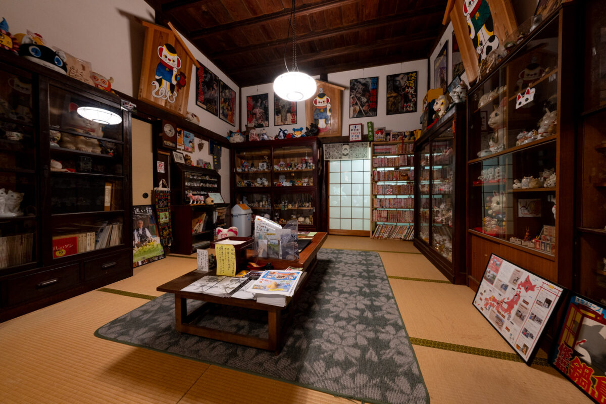 Tatami room inside Unrin-ji Temple with figurine cabinets, low table, and shoji door.