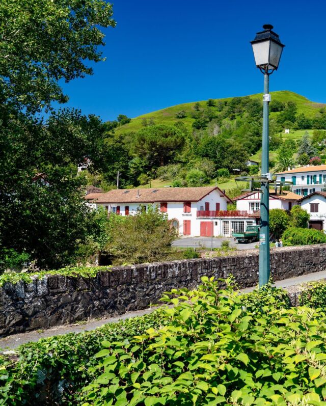 Un coup de baguette magique et pouf, téléportation dans le verdoyant Pays Basque 💚 Je vous présente trois villages ici, qui me fera le plaisir de tous les trouver ? À vous de jouer 😚