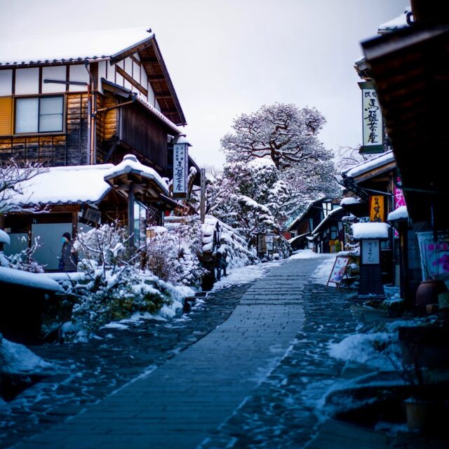Le magnifique village de Magome sous la neige ! C’est marrant car quand je vous poste ça je suis au Vietnam (@jordy.unchained) et j’ai tout sauf envie d’être au Japon en hiver 🤣✌️#magome #nakasendo #japan #japanwinter #winterwonderland