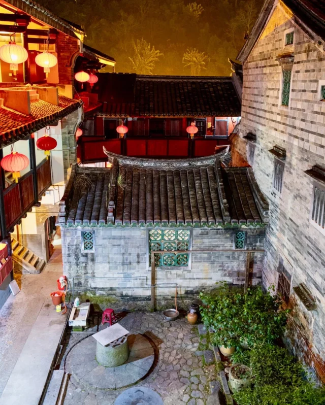 Il y aurait encore 20,000 de ces structures à Fujian. Je n’ai pas visité de tulou spécifique, mais il y en a qui sont protégés par l’UNESCO, d’autres qui sont des musées, visités par des centaines de touristes tous les jours. D’autres, mes préférés, sont sur les rotules et seuls quelques chats rouillés les visitent en couinant des articulations.#tulou #chine #china #fujian