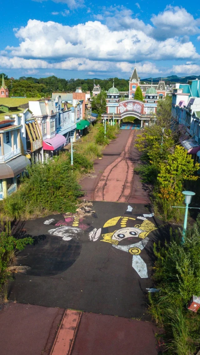 Voici le 1er Disneyland du Japon ! 🤪 Bon, pas vraiment, car les negotiations avec ce cher Mr Disney avait capoté à l’époque. C’était ainsi devenu Nara Dreamland, l’un des parcs les plus appréciés du Japon jusqu’à son abandon en 2007 👻