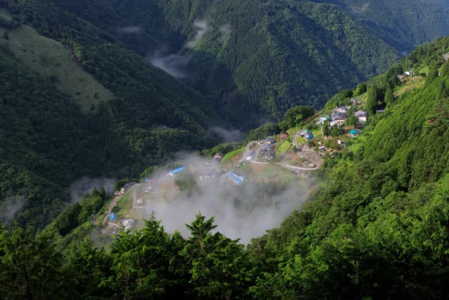 Lost in the misty embrace of Japan's mountains, this hidden village showcases the stunning connection between human life and nature. 🌿🏡日本の山々の霧に包まれたこの隠れ里は、人間と自然の美しい共存を見せてくれます。🌿🏡#MistyMountains #HiddenVillage #RuralJapan #NatureAndCulture #MountainLife #OffbeatJapan #Japan