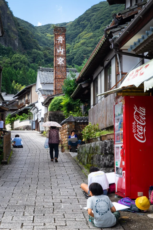 A hidden gem in the mountains of Japan, where old meets new. Traditional architecture, lively streets, and the surprise of a Coca-Cola vending machine make this village truly special. ここは日本の山々に隠された宝物です。伝統的な建築、賑やかな道、そしてコカコーラの自動販売機が見つかるこの村は、本当にユニークです。#hiddenjapan #japanvillage #oldandnew #cocacola #traditionmeetstechnology #offbeatjapan #japan