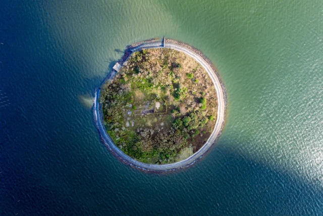 Discover the serene beauty of this island oasis in Japan, where lush greenery meets crystal blue waters. This natural haven is a reminder of the Shinto belief in spirits residing in such special places.---日本のこの島の楽園で、豊かな緑がクリスタルブルーの水と出会う静かな美しさを発見してください。この自然の聖域は、特別な場所に神が宿るという神道の信仰を思い起こさせます。---#offbeatjapan #japan #islandlife #naturelovers #discoverjapan #shinto #spiritualplaces #abandonedplaces