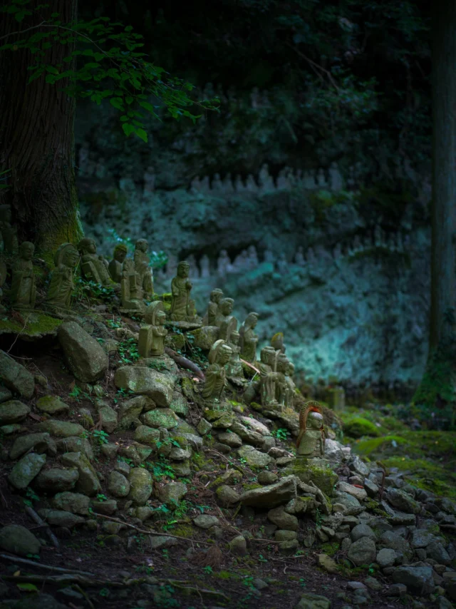 Emerald whispers, Guardians in moss embrace, Silent peace abides. エメラルドの囁き、 苔に抱かれた守護者、 静けさが満ちる。#offbeatjapan #japan #jizo #nature #spirituality #emeraldgreen #serenity #buddhism