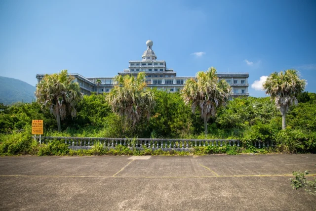 Palm trees whispering, Blue skies embrace the lone dome, Nature's quiet guard. --- ヤシの木がささやく、 青い空が孤独なドームを抱きしめる、 自然の静かな守護者。 --- #offbeatjapan #japan #okinawa #urbanexploration #abandonedplaces #naturalbeauty #architecturelovers #wanderjapan