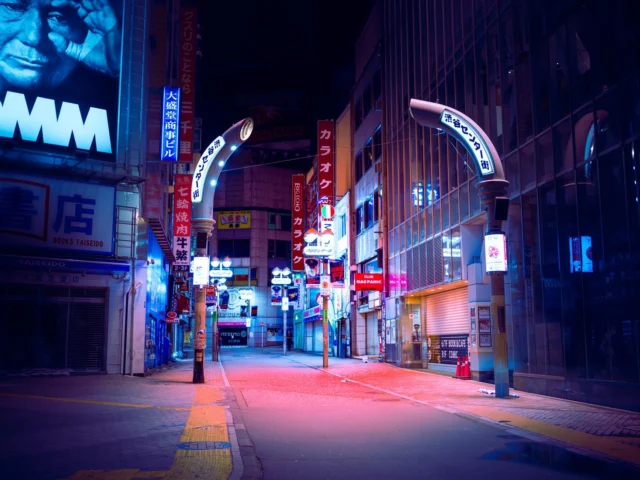 Neon whispers glow, Blue night drowned in vibrant hues, Futures come alive. ネオンひらめく、 青い夜に溺れ、 未来の息吹。 #neonnights #tokyonights #shinjuku #kabukicho #urbanjapan #offbeatjapan #japan