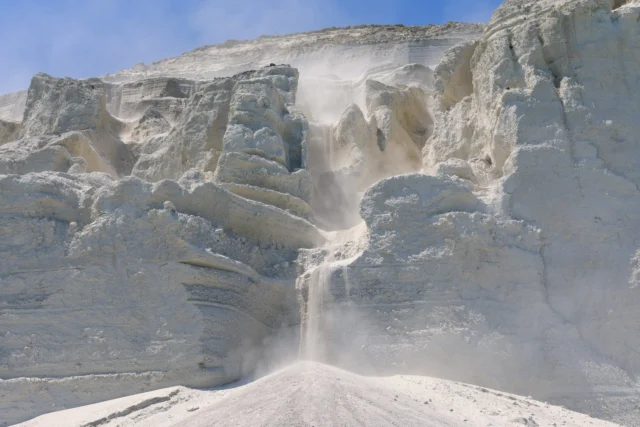 White cascades glisten, Sky and stone in blue embrace— Mist whispers secrets. 白の滝光り、 空と石が青く抱く— 霧が秘密を囁く。 #offbeatjapan #japan #hotsprings #geothermal #volcaniclandscape #naturebeauty #explorejapan