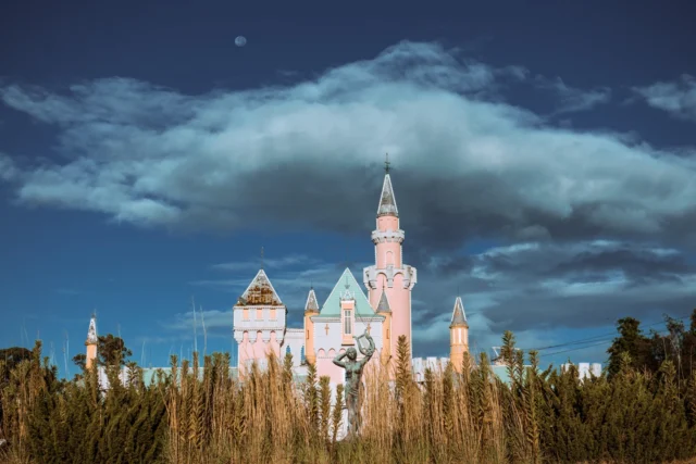 Pink spires touch blue, 
Golden whispers in wild dance— 
Moonlit dreams unfold.

ピンクの尖塔 
黄金のささやき— 
月夜に夢広がる

#offbeatjapan #japan #castle #fairytalecastle #surreal #culturalblend #dreamscape #moonsky