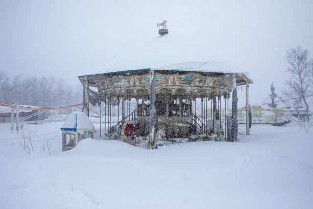 Pastel horse stands still, In a swirl of gentle snow— Winter's lullaby. 馬がじっと、 淡い雪の渦に— 冬の子守唄。 #offbeatjapan #winterwonderland #japan #carousel #japanesewinter #snow #serenebeauty #japantravel