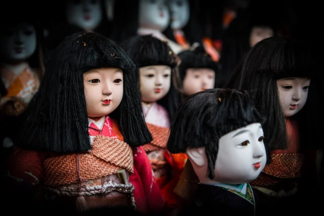 Doll faces whisper, In kimono dreams they rest, Lifelike hues of peace. 関風と囁く、 着物の夢に眠る、 平和の色。#offbeatjapan #japan #hinamatsuri #traditionalcrafts #japanesedolls #kimonolove #serenebeauty