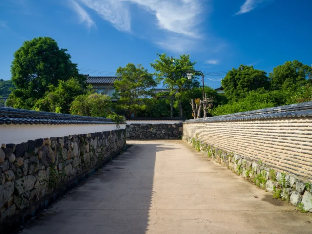 Vivid blue above, Nature and history blend— Timeless whispers sing.  青空鮮やかに、 自然と歴史の調和— 時を超えたささやき。  #offbeatjapan #japan #serenity #traditionandnature #timelessbeauty #explorejapan #hiddenjapan