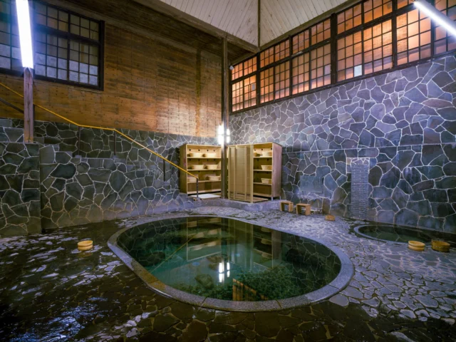 Steam whispers softly, Sunlight dances on warm stones— Nature's embrace glows. 静かに湯煙、 陽光が石の上で踊る— 自然の抱擁。 #offbeatjapan #japan #onsen #serenity #tranquility #japanesearchitecture #hotspring #culturalretreat