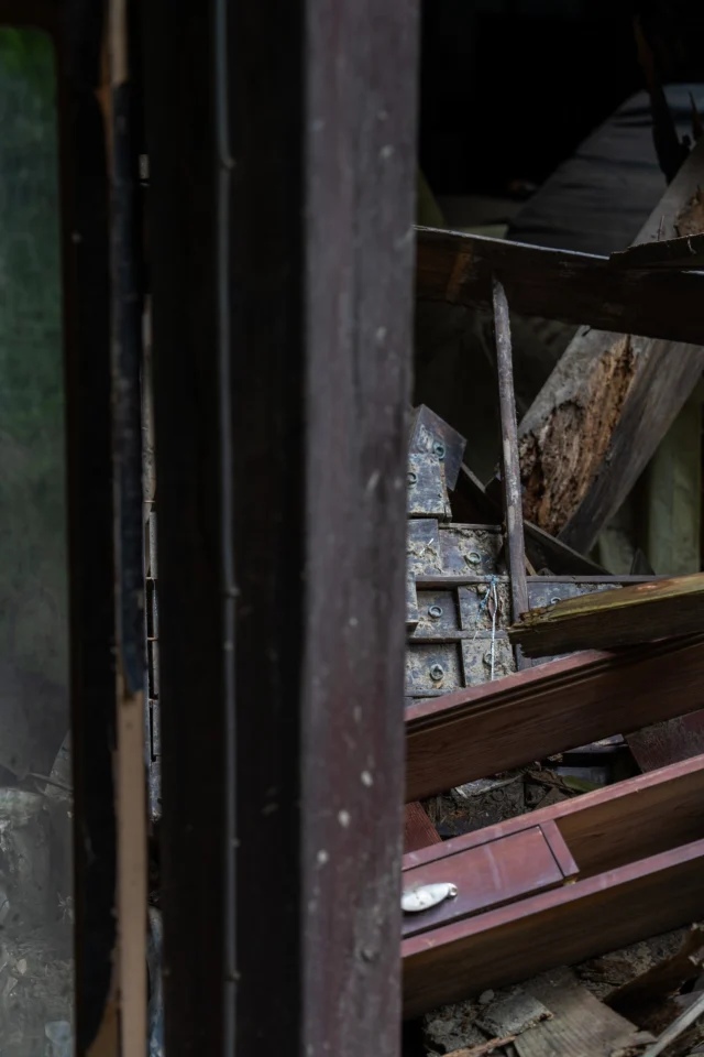 Weathered timbers sigh, Whispers of rust weave through beams— Echoes of the past.---風化した木材がため息をつき、 錆びの囁きが梁を抜ける— 過去のこだま。---#rusticjapan #historicdecay #machiya #traditionaljapan #japanarchitecture #offbeatjapan #japan