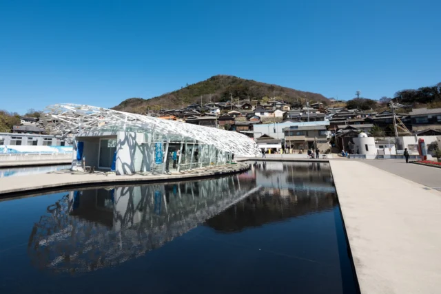 Modern white and blue, Reflects on ancient timber, Past meets the future.モダンな白と青が、 古い木材に映り込む、 過去が未来に出会う。#architecturalcontrast #traditionmeetstechnology #modernjapan #culturalblend #reflectivebeauty #offbeatjapan #japan