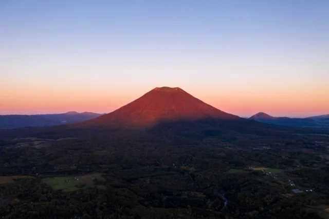 Sunset paints the sky, Volcanic peak stands aglow— Nature's quiet grace. 日が沈む空、 輝く火山の頂— 自然の静かな恵み。 #offbeatjapan #japan #volcaniclandscape #sunsetglow #naturelovers #ruraljapan #hiddenbeauty #mountainmagic