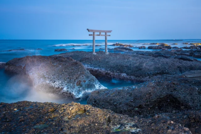 Eternal blue mist, Torii guards the ocean's breath, Whispers from the past.æ°žé ăźéé§ éł„ć±
ăæ”·ăźæŻăćźă éć»ăăăźăăăă#ToriiSpirit #CoastalJapan #SacredSeas #VolcanicRocks #BlueDusk #offbeatjapan #japan