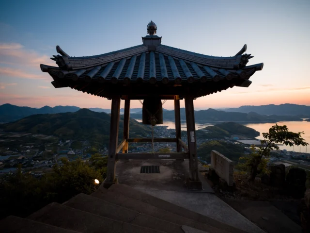 Golden sunset sky, Curved eaves silhouette whispers— Harmony below.---黄金の夕空、 曲がる屋根の影— 調和する下。---#offbeatjapan #japan #sunsetvibes #traditionalarchitecture #serenesunset #coastaljapan #tranquility