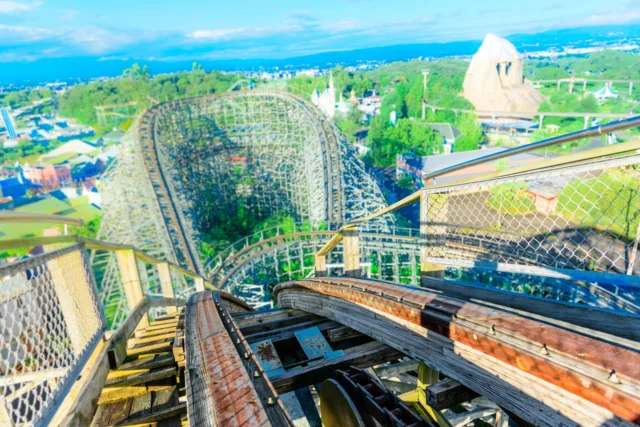 Wooden serpents twist Through emerald dreams, chasing The coastal skyline.  木の蛇曲がる エメラルドの夢 海岸の空へ。 #rollercoasterviews #coastalcity #thrillride #japanparks #beautifuljapan #offbeatjapan #japan