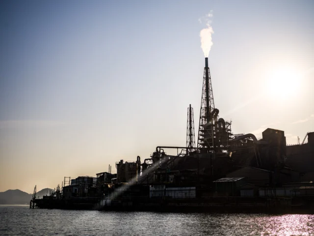 Golden light enfolds, Steel giants by glistening waves— Nature whispers soft.---黄金の光、 輝く波のそばに 鋼の巨人。---#offbeatjapan #japan #industrialbeauty #sunsetvibes #naturevsmachine #coastalviews #hiddenjapan